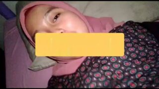 Bokep indo bu bidan jilbab dicolmekin pacarnya